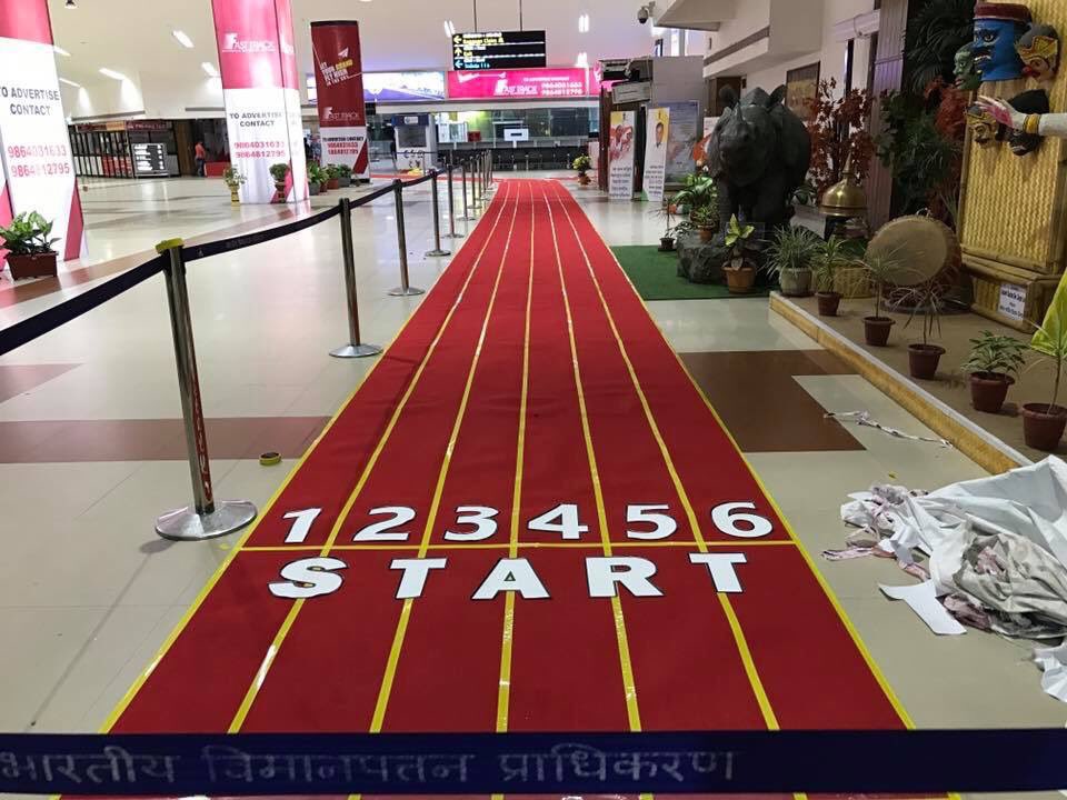 হিমা দাস কে স্বাগত জানাতে ট্র্যাকের মত কার্পেট পড়ল এয়ারপোর্টে