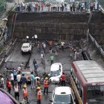 প্রচন্ড বৃষ্টিতে কলকাতায় ভেঙে পড়ল সেতু