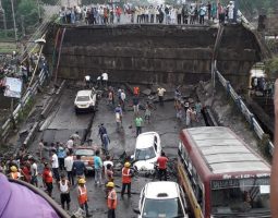প্রচন্ড বৃষ্টিতে কলকাতায় ভেঙে পড়ল সেতু