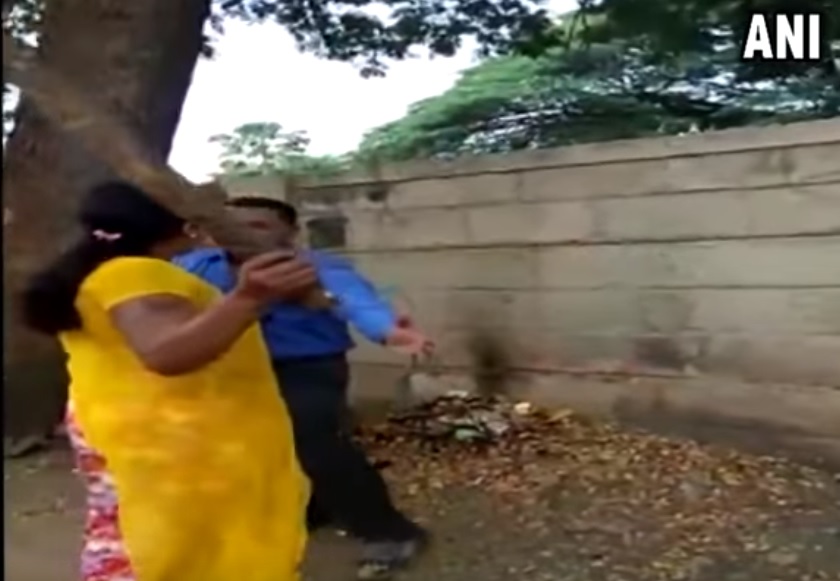 ভিডিও; কর্ণাটকে ব্যাঙ্ক ম্যানেজার কে পেটাল মহিলাঃ অভিযোগ লোনের বিনিময়ে শরীর দাবী