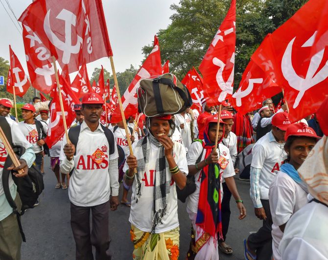 “অয্যোধ্যা নয়, কর মকুব চাই” দিল্লিতে এই স্লোগান নিয়ে হাজির হাজার হাজার কৃষক, আজকের লক্ষ্য সংসদ ভবন
