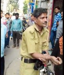 মদ খেয়ে উর্দি গায়ে ভিক্ষারত কনেস্টেবল