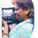 ভাইরাল সাহসী সাংবাদিকের ছবি। হেনস্থা, গালি! তারপরেও নিজের দায়ীত্ব থেকে পিছু হটলেন না মহিলা সাংবাদিক