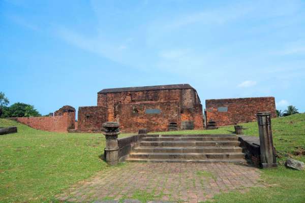 কুসংস্কারকে সাক্ষী রেখে এখনো মাটিতে ঘুমোন গ্রামবাসীরা