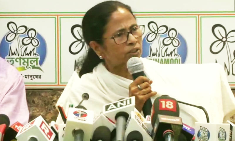 “উগ্র হিন্দুত্ববাদ, উগ্র মৌলবাদ পছন্দ করি না”- মমতা বন্দ্যোপাধ্যায়