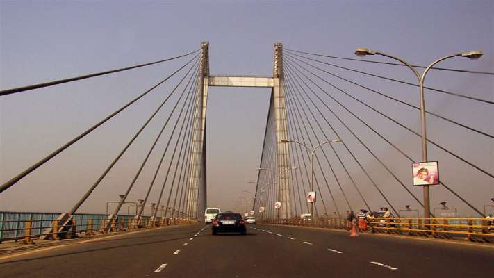 দ্বিতীয় হুগলী সেতুতে বড়সড় দুর্ঘটনা মাথা কেটে বেরিয়ে গেল লরি চালকের