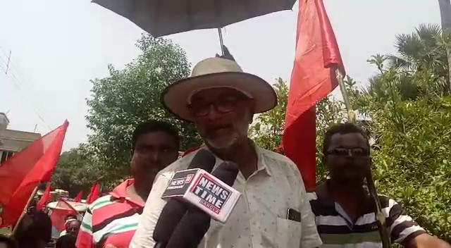 তীব্র তাপ ও গরমে যাদবপুর লোকসভা কেন্দ্রের সিপিএমের প্রার্থী বিকাশ রঞ্জন ভট্টাচার্যের প্রচার